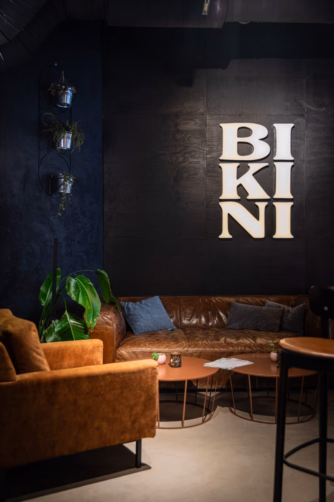Sofaecke mit dem Schriftzug an der Wand