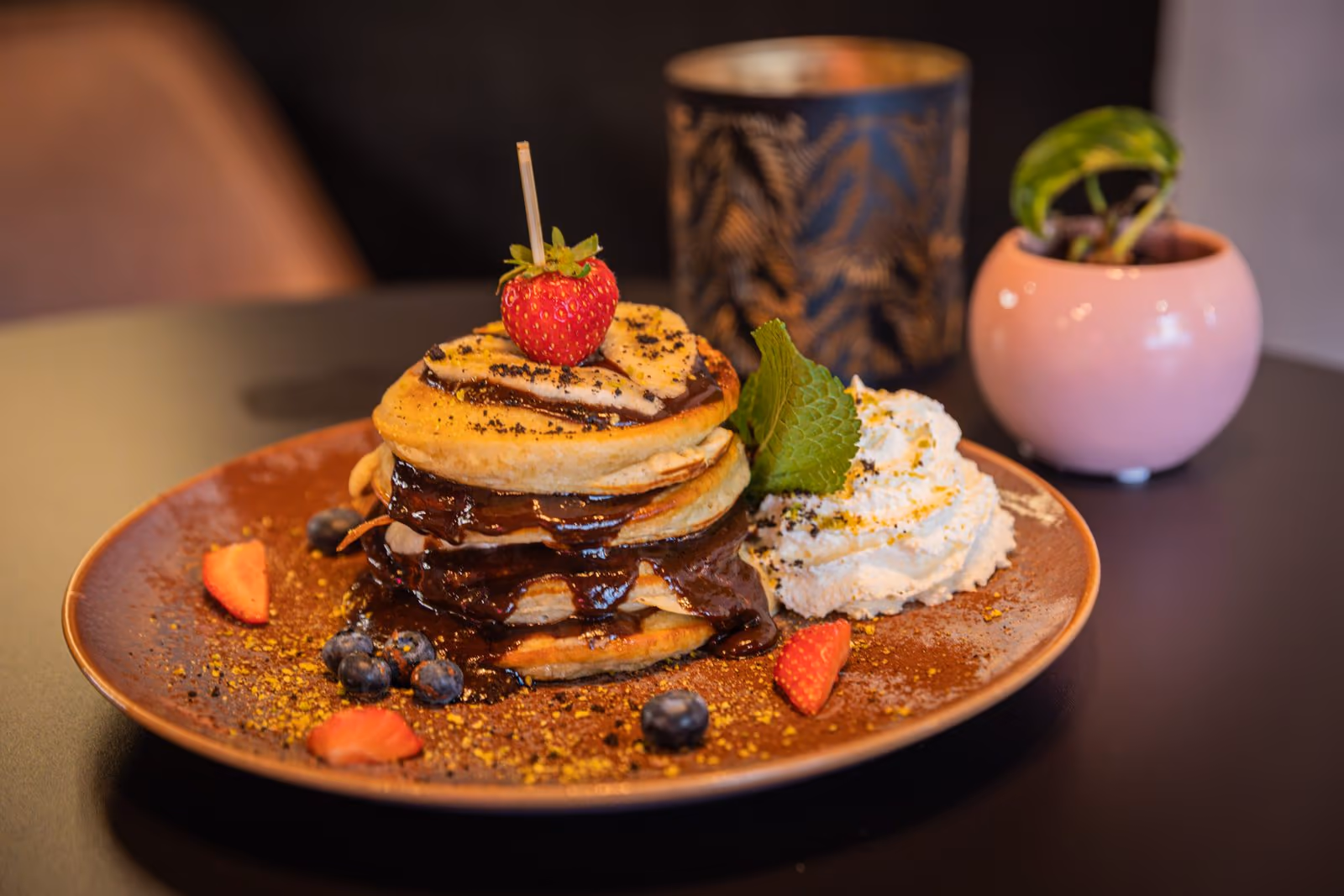 Pancake-Turm mit frischen Beeren und Sahne